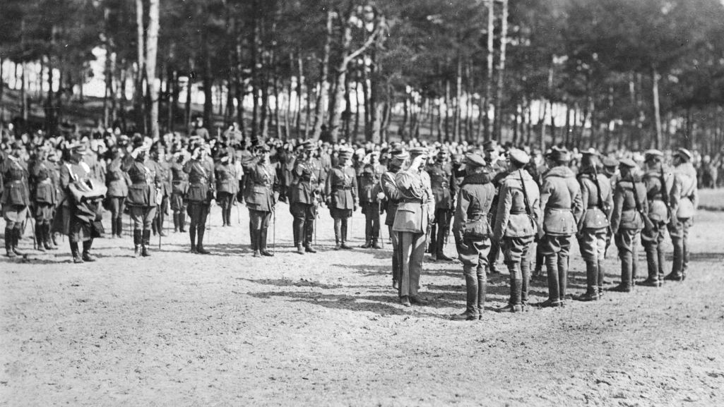 Na zdjęciu Józef Piłduski z żołnierzami walczącymi podczas Bitwy Warszawskiej. Fot. Narodowe Archiwum Cyfrowe