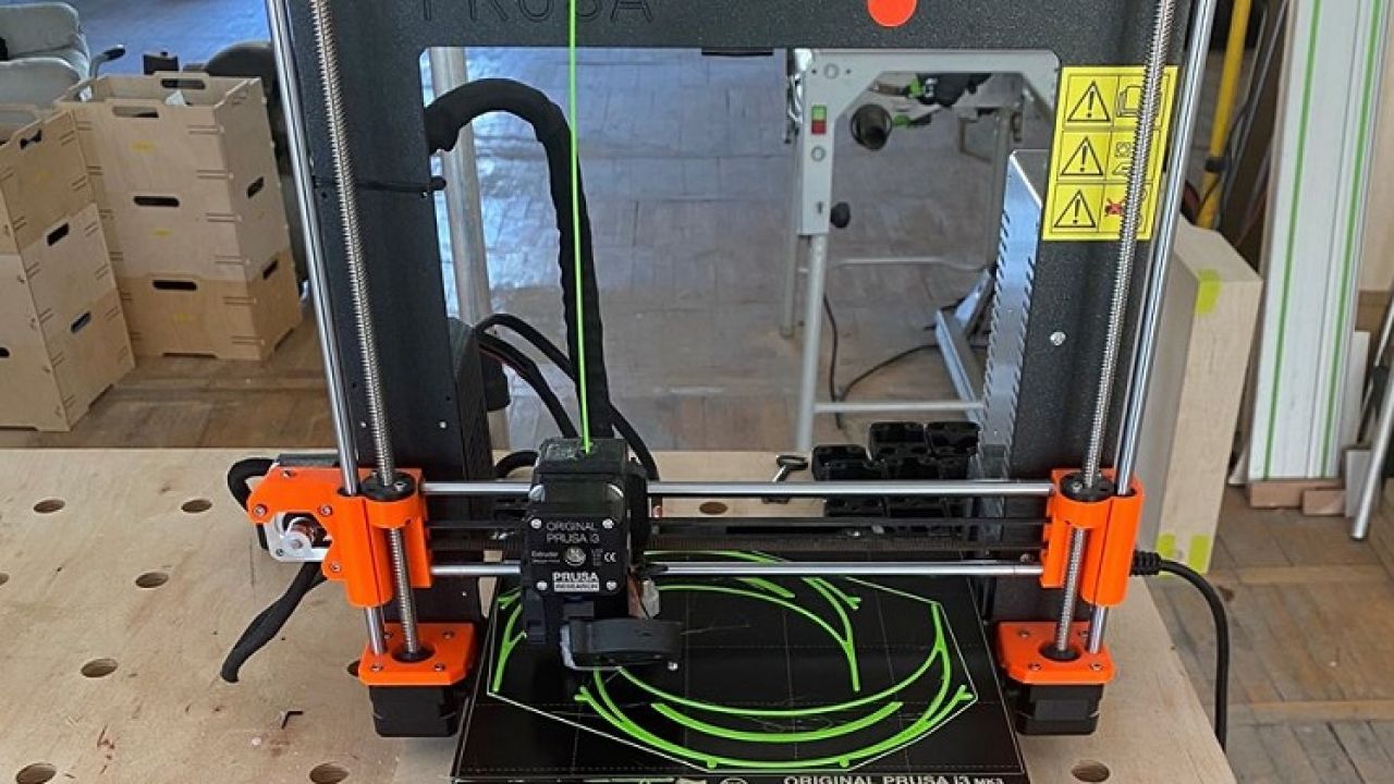 W drukarce 3D powstaje ramka – opaska, która pozwala na zamocowanie przezroczystej szybki ochronnej (fot. facebook.com/akademiasztuki.eu)