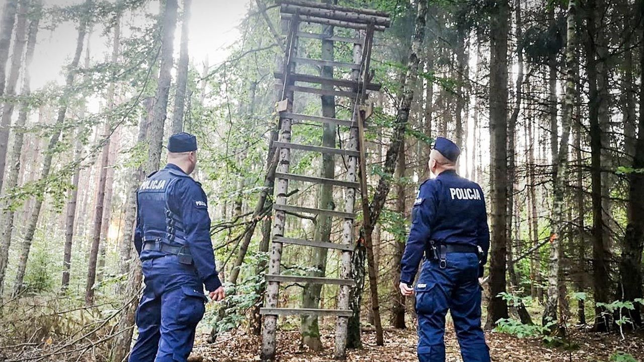 Myśliwy spadł z ambony i nie mógł się ruszać (fot. Policja) Myśliwy spadł z ambony i nie mógł się ruszać (fot. Policja)