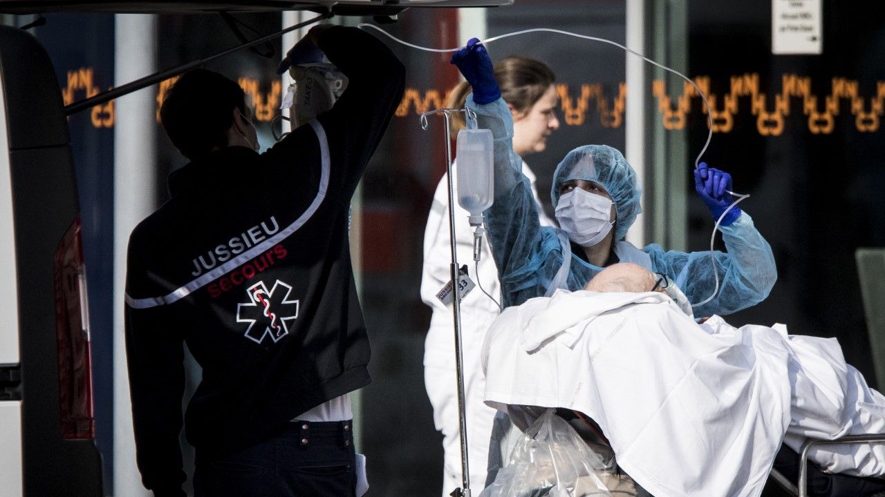 Francuska Regionalna Agencja Zdrowia przekazała, że od 26 paź. nie zanotowano przypadku nowego wariantu (fot. Elyxandro Cegarra/NurPhoto via Getty Images)