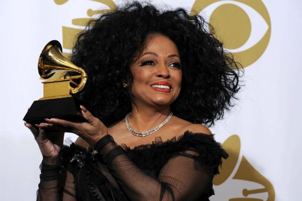 Diva muzyki soul Diana Ross ze statuetką Grammy (fot. PAP/EPA)