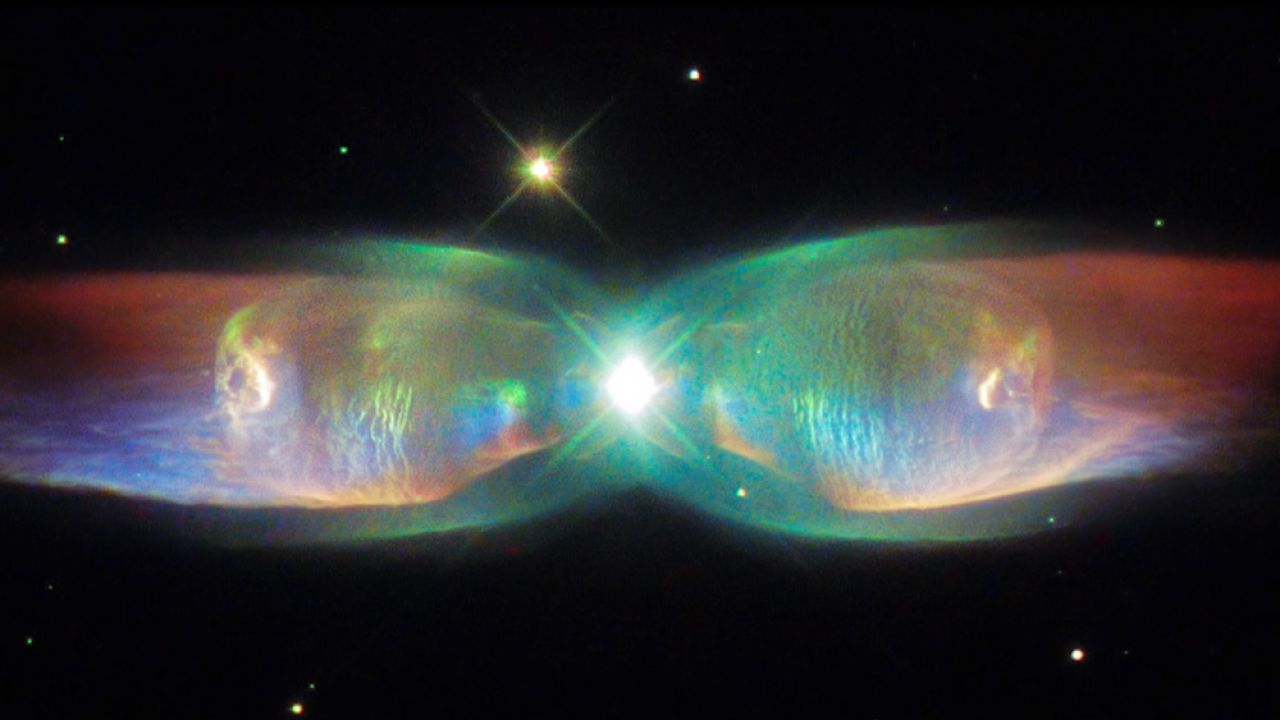 Twin Jet Nebula zachwyca swoim kształtem i kolorami (fot. za: youtube.com/HubbleESA) Twin Jet Nebula zachwyca swoim kształtem i kolorami (fot. za: youtube.com/HubbleESA)