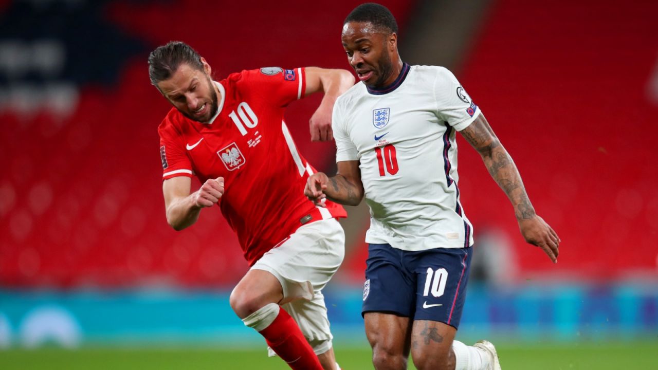 Grzegorz Krychowiak (z lewej) i Raheem Sterling (z prawej) (fot. Getty)