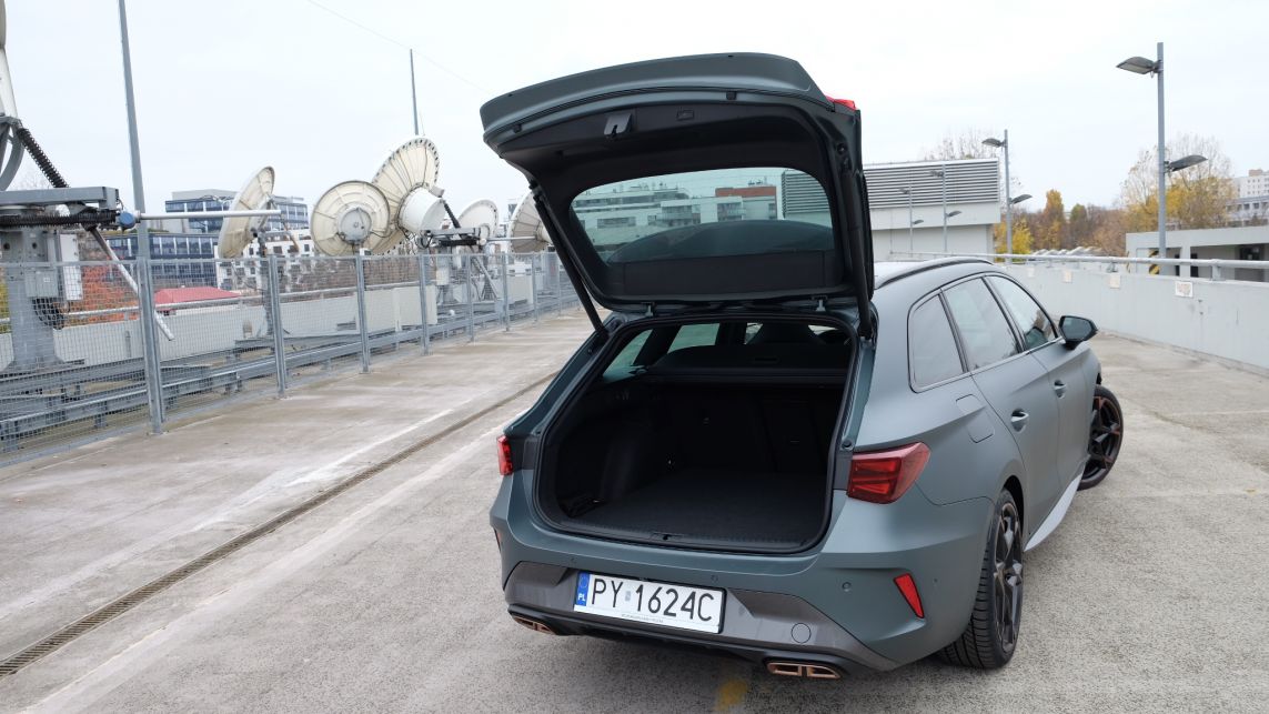 Cupra Leon Sportstourer 1.5 e-Hybrid 272 KM - bagażnik