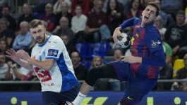 Piłkarze ręczni Orlen Wisły Płock ulegli Barcelonie po raz drugi w tym sezonie (fot. PAP / EPA)