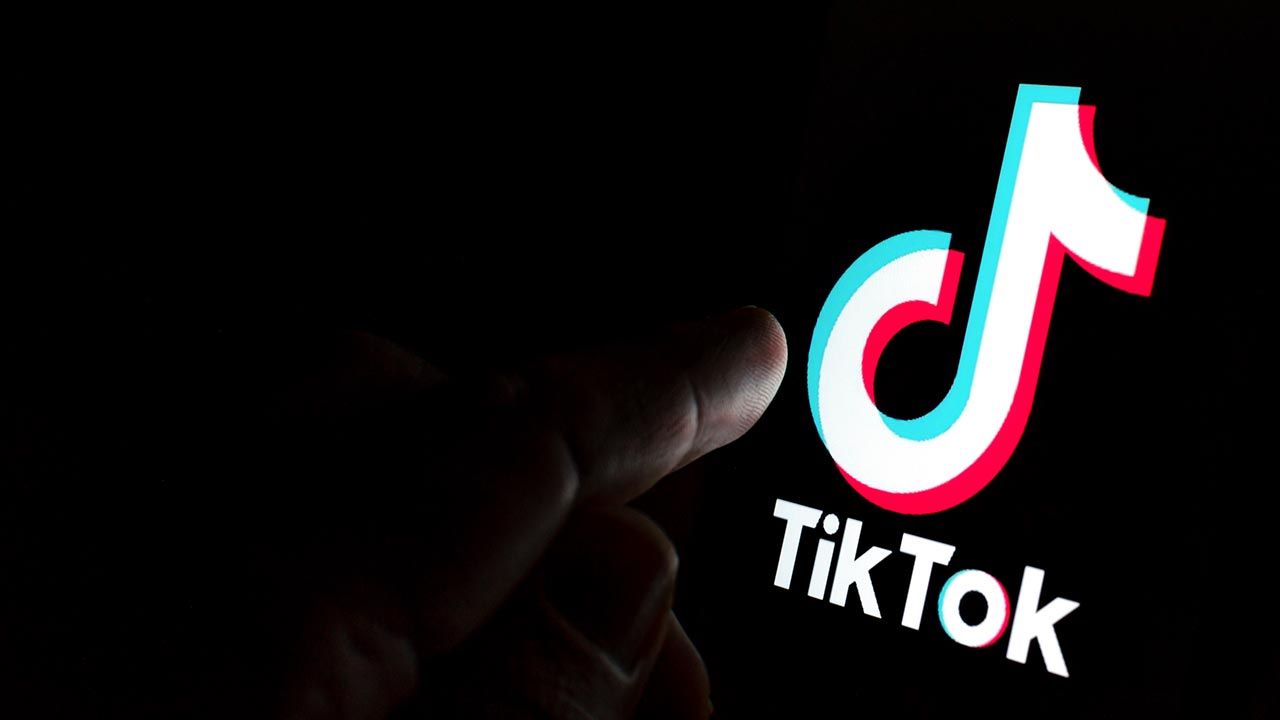 Nastolatek uratował poszkodowanego w wypadku chłopca dzięki aplikacji Tik Tok (fot. SHutterstock/Ascannio) Nastolatek uratował poszkodowanego w wypadku chłopca dzięki aplikacji Tik Tok (fot. SHutterstock/Ascannio)