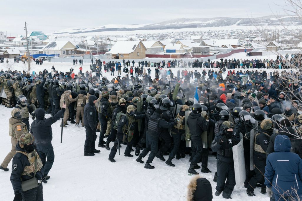 Сутычкі пратэстоўцаў з паліцыяй на адной з акцый, якія ўспыхнулі ў цэнтральнай вобласці Башкартастану пасля таго, як суд прысудзіў мясцоваму актывісту Фаілю Алсынава да чатырох гадоў пазбаўлення волі. 17 студзеня 2024 года. (Фота: Anya Marchenkova / AFP / East News)