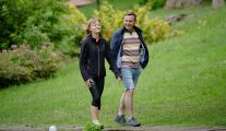 Kadr z programu TVP „Rolnik szuka żony”. Na zdjęciu Sebastian i Kasia. Para spaceruje w malowniczym miejscu wśród natury.