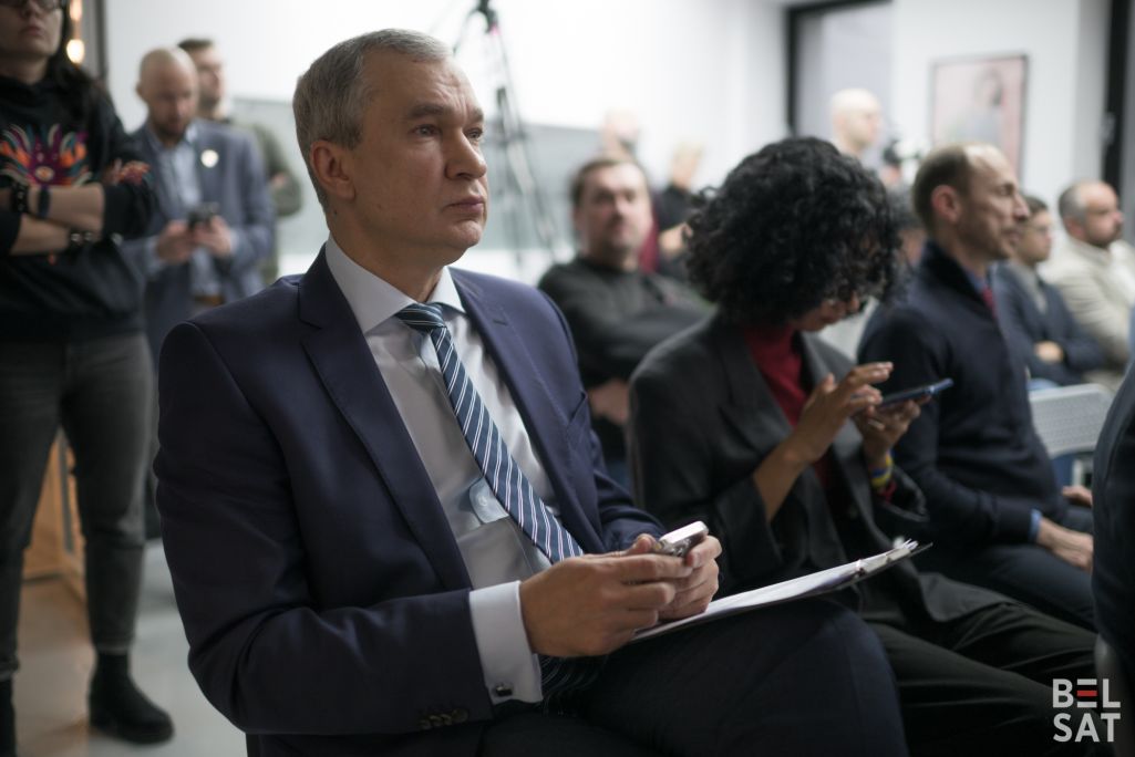 Намеснік кіраўніцы Аб’яднанага пераходнага кабінету, лідар Народнага актыкрызіснага ўпраўлення Павел Латушка на слуханнях Каардынацыйнай рады, прысвечаных вызваленню палітвязняў. Варшава, Польшча. 2 снежня 2023 года. (Фота: Карына Пашко / Белсат)