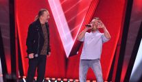 Daniel Grzybowski sięgnął po repertuar Frediego Mercurego i odwrócił cztery fotele. Wspólny występ z Markiem Piekarczykiem nie pozostawił wątpliwości co do wyboru drużyny (fot. Jan Bogacz/TVP)