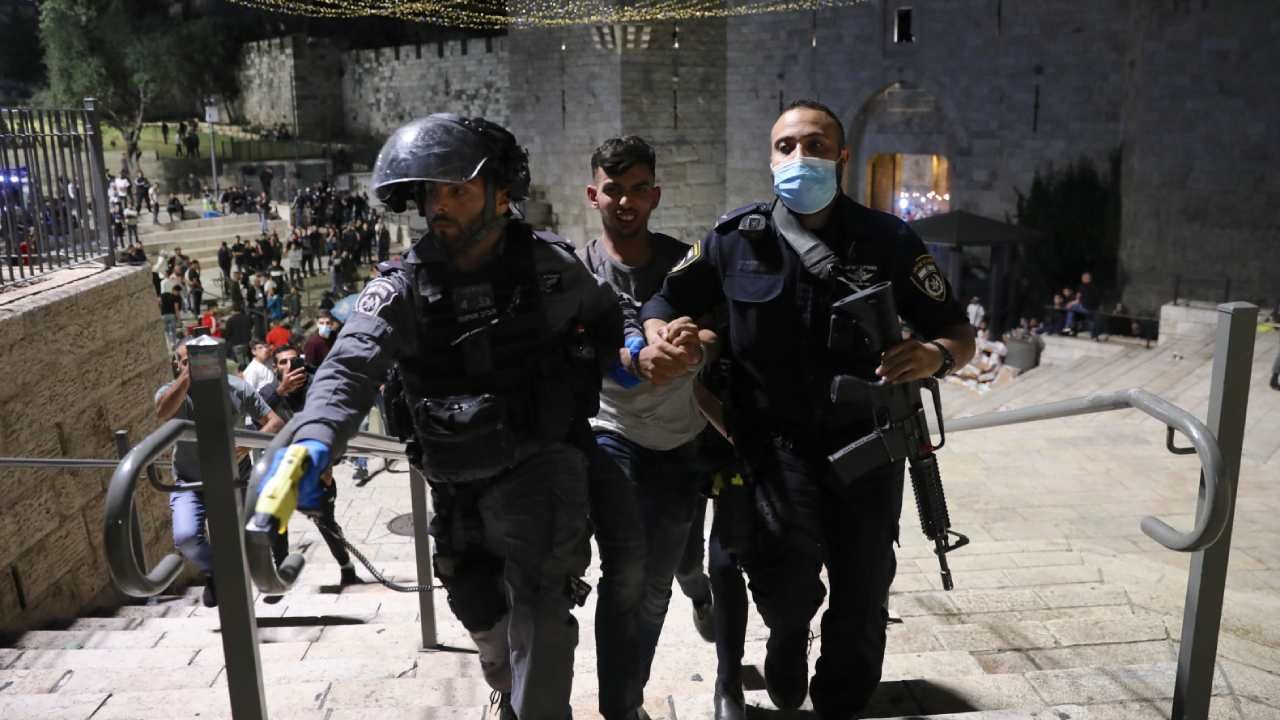Do starć doszło między Palestyńczykami a izraelską policją (fot. PAP/EPA/ABIR SULTAN) Do starć doszło między Palestyńczykami a izraelską policją (fot. PAP/EPA/ABIR SULTAN)
