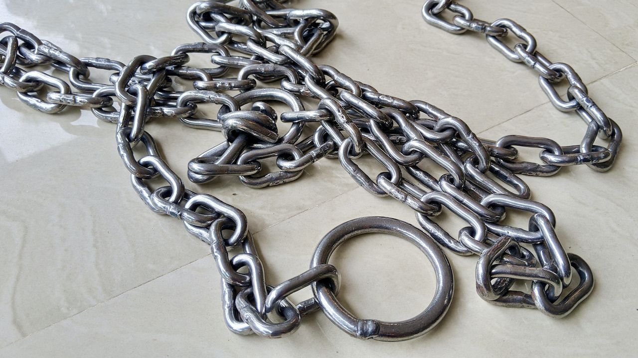 Wokół posesji ojciec dziewczynki zamontował drut kolczasty (fot. Shutterstock/Azay photography) Wokół posesji ojciec dziewczynki zamontował drut kolczasty (fot. Shutterstock/Azay photography)