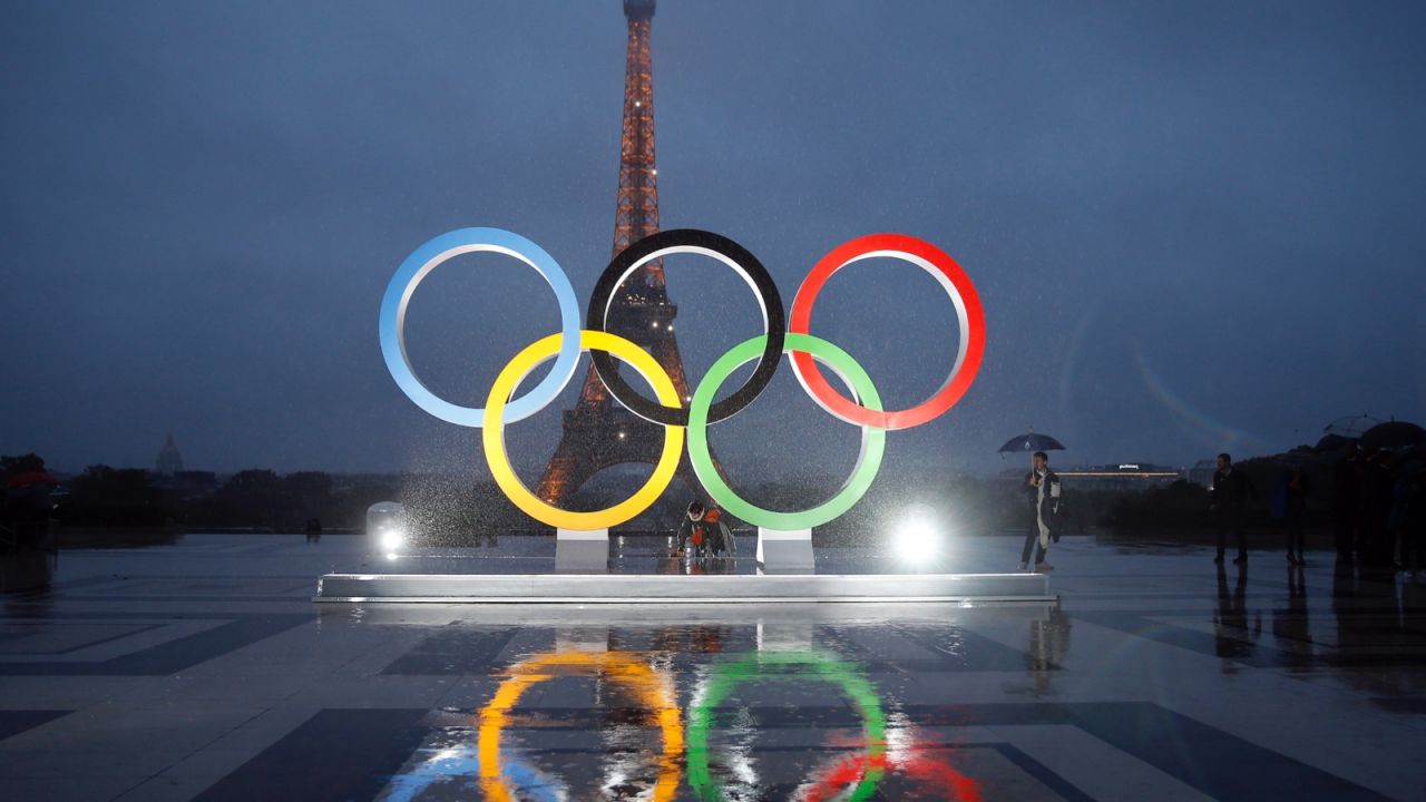 Kółka olimpijskie pojawią się nie tylko przed, ale i na Wieży Eiffla (fot. Getty)