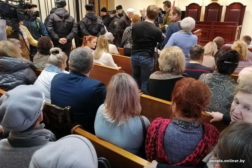Ілля і Станіслаў Косцевы на вынясенні прысуду Магілёўскім абласным судом ў Чэрыкаве, Беларусь. 10 студзеня 2020 года. Фота: people.onliner.by