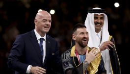 Gianni Infantino, prezydent FIFA, oraz David Beckham podczas mistrzostw świata w Katarze (fot. Getty)