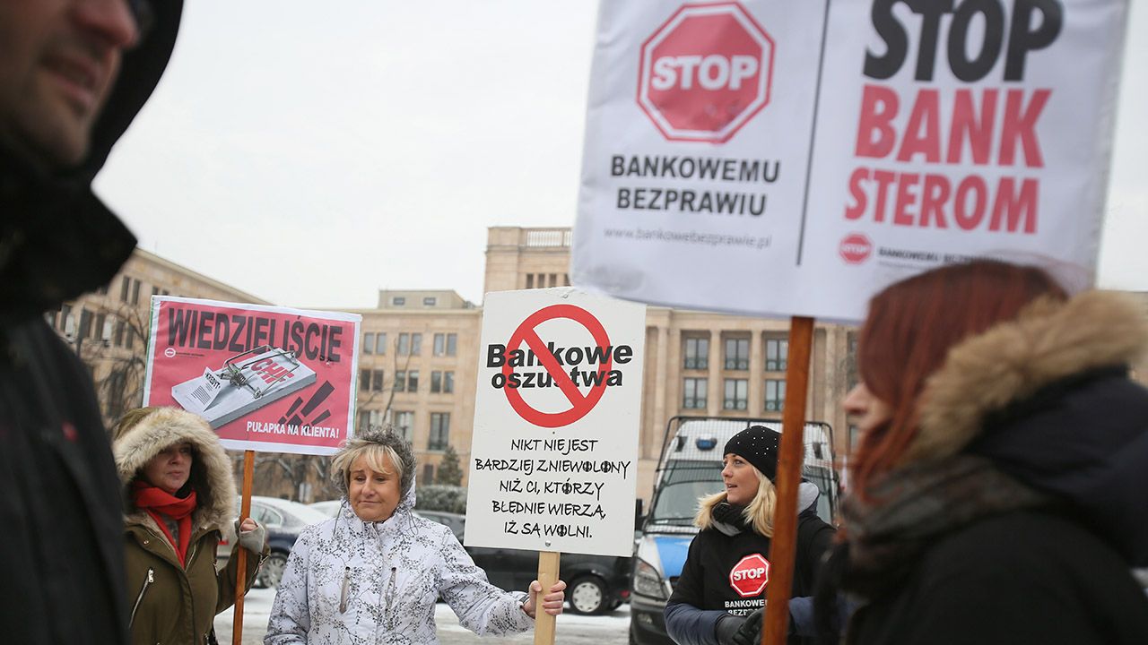 Protest frankowiczów - osób poszkodowanych przez banki - przed Ministerstwem Finansów w 2017r. (fot. arch.PAP/Leszek Szymański)