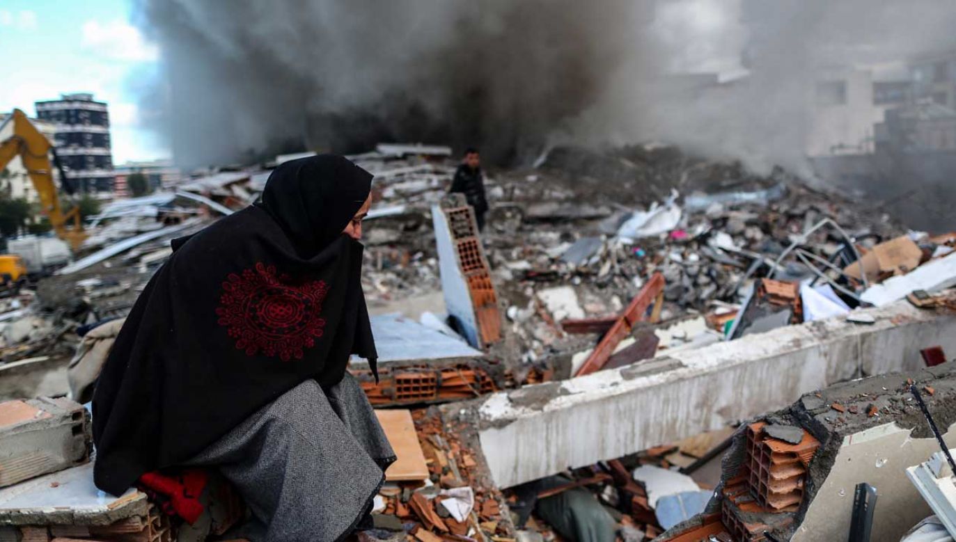 Ratownicy przeczesują gruzowisko na miejscu zawalonego budynku po trzęsieniu ziemi w Turcji (fot. PAP/EPA/ERDEM SAHIN)