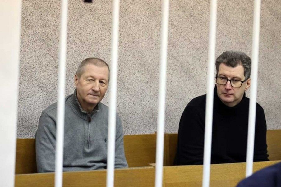 Старшыня Беларускага кангрэсу дэмакратычных прафсаюзаў Аляксандр Ярашук і ягоны намеснік Сяргей Антусевіч у зале суда. Менск, снежань 2022 года. (Фота: БЕЛТА)