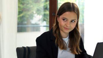 Ewa angażuję się w akcję Magdy, a wspiera ją w tym babcia Fot. TVP