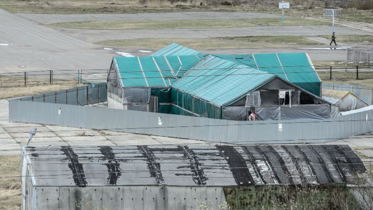 Hangar, w którym znajduje się wrak samolotu prezydenckiego Tu-154M, na terenie lotniska wojskowego w Smoleńsku (fot. PAP/Wojciech Pacewicz) Hangar, w którym znajduje się wrak samolotu prezydenckiego Tu-154M, na terenie lotniska wojskowego w Smoleńsku (fot. PAP/Wojciech Pacewicz)