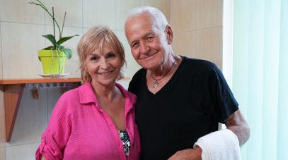 Uczestniczka 6. edycji „Sanatorium miłości” znalazła nić porozumienia z pozostałymi kuracjuszami. Na zdjęciu z Zygmuntem. Fot. Weronika Marczyk-Kiełbasa