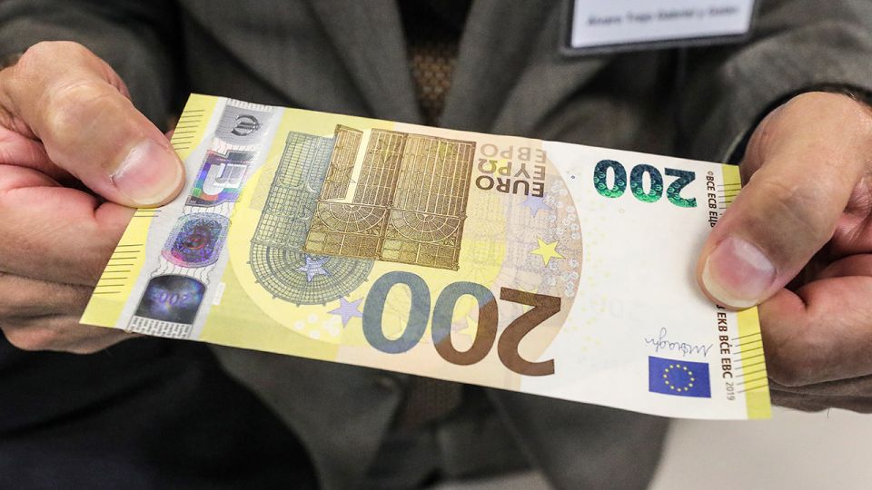 Pokazano Nowe Banknoty 100 I 200 Euro Maja Lepsze Zabezpieczenia Tvp Info
