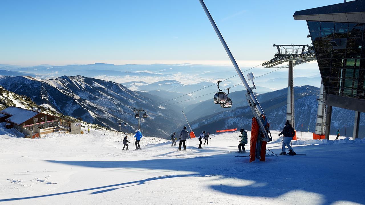 W sobotę działały niektóre wyciągi w Jasnej, największym centrum narciarskim w Niskich Tatrach. (fot. Shutterstock/slava296)