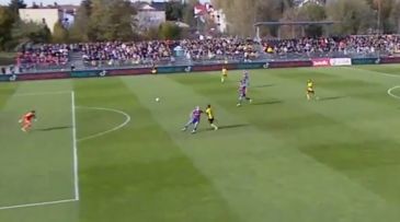 W momencie, w którym Szymon Michalski zaczynał faulować Lizandro Semedo, miał on bliżej do piłki niż bramkarz rywali (fot. TVP Sport)