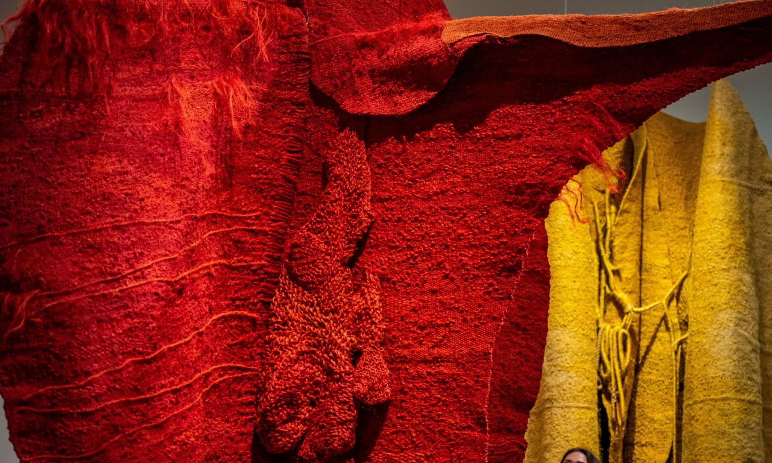 Abakan Red – jedna z 26 wielkoskalowych dzieł Magdaleny Abakanowicz zwanych Abakanami, które zaprezentowano na wystawie „Every Tangle of Thread and Rope” w Tate Modern w Londynie, przełom 2022 i 2023 roku. Fot. PAP/PA, Aaron Chown