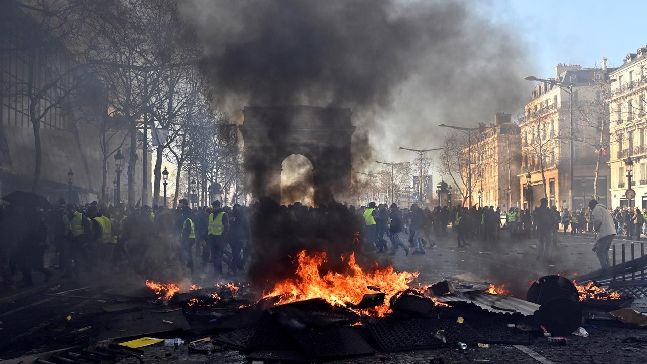 Paryż podczas zamieszek 16 marca (fot.Mustafa Yalcin/Anadolu Agency/Getty Images)
