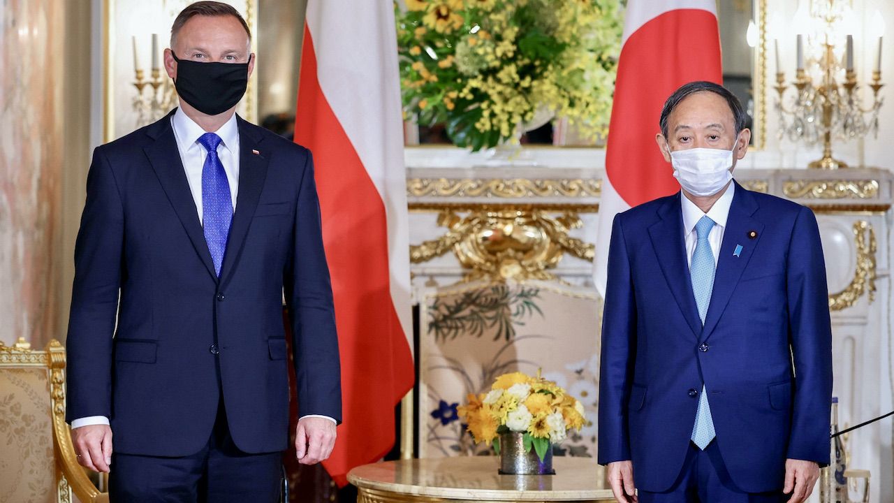 Prezydent Andrzej Duda spotkał się z premierem Japonii Yoshihide Sugą. (fot. PAP/KPRP/Jakub Szymczuk) Prezydent Andrzej Duda spotkał się z premierem Japonii Yoshihide Sugą. (fot. PAP/KPRP/Jakub Szymczuk)