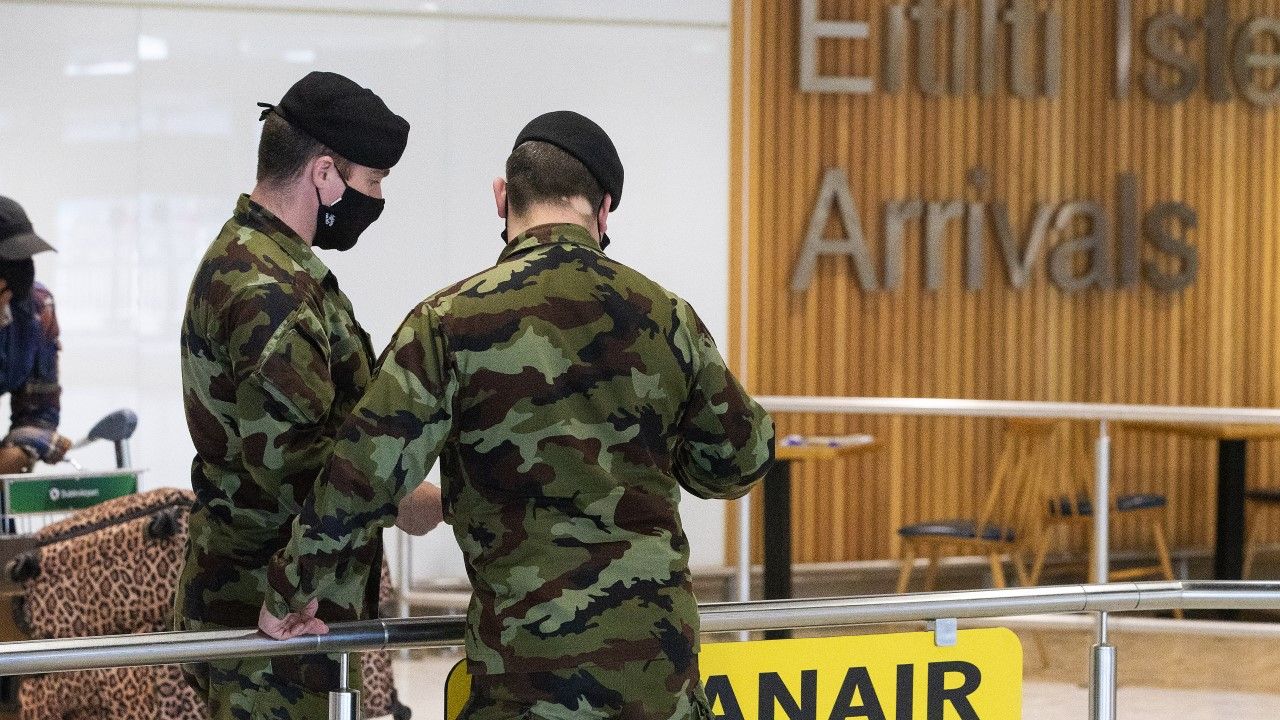 Żołnierze Óglaigh na hÉireann (Irlandzie Siły Obronne) na lotnisku w Dublinie (fot. Brian Lawless/PA Images via Getty Images) Żołnierze Óglaigh na hÉireann (Irlandzie Siły Obronne) na lotnisku w Dublinie (fot. Brian Lawless/PA Images via Getty Images)