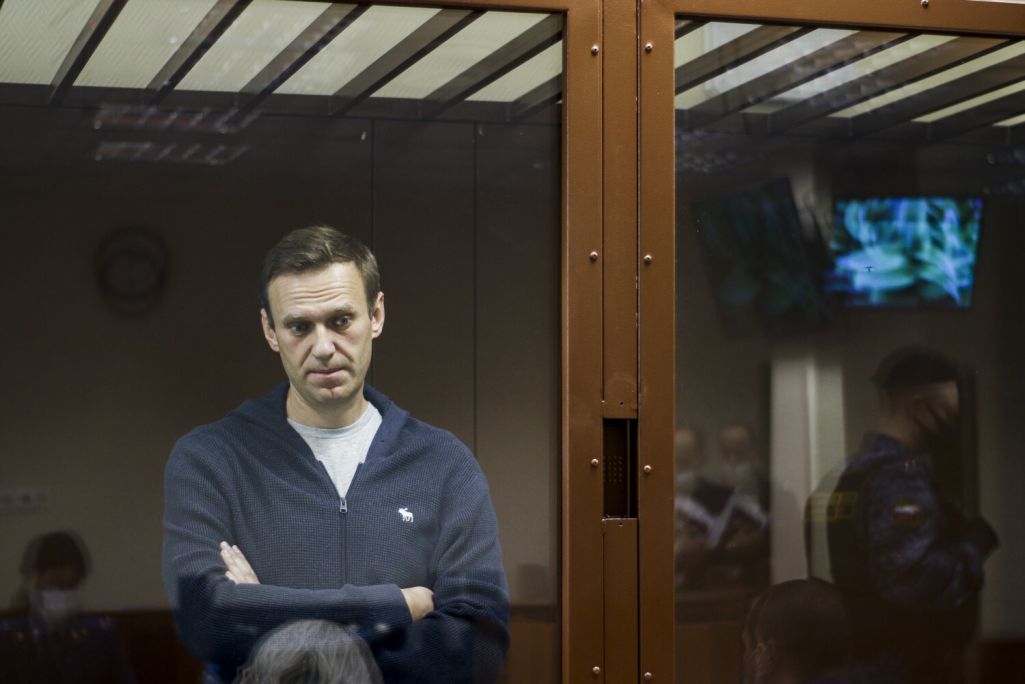 Расейскі апазіцыянер Аляксей Навальны стаіць у клетцы падчас слуханняў справы па абвінавачванні ў паклёпе ў судзе Масквы, Расея. 12 лютага 2021 года. (Фота: Babuskinsky District Court Press Service / AP / East News)