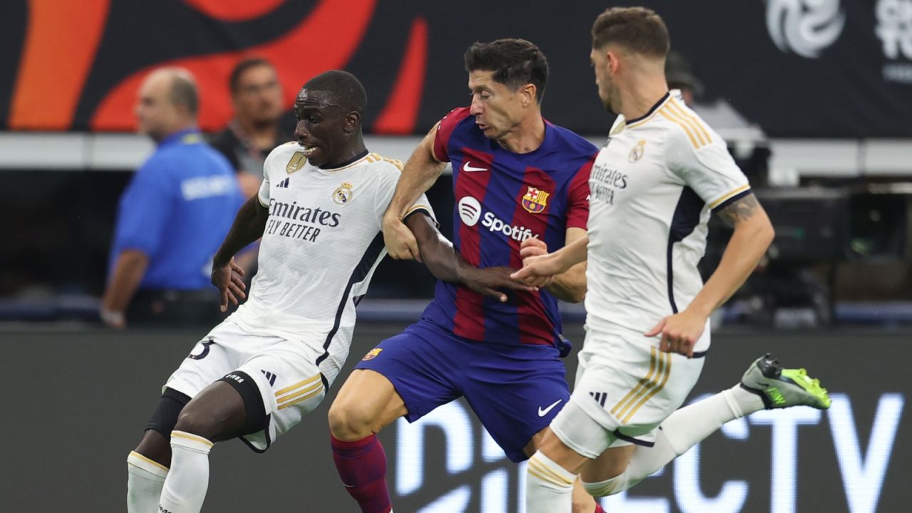 Robert Lewandowski podczas meczu z Realem Madryt (fot. Getty)
