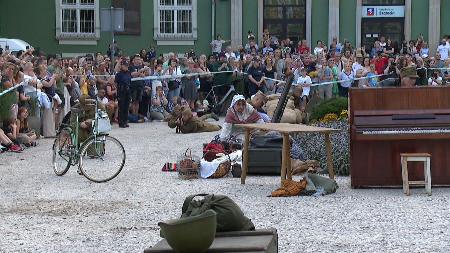80. urodziny polskiego Szczecina - inscenizacja historyczna przed magistratem