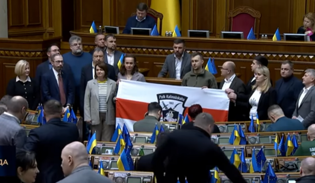 Сцяг палка Каліноўскага ў Вярхоўнай Радзе Украіны. 21 сакавіка 2024 года. Скрыншот з (відэа: Ігор Гузь / Facebook)