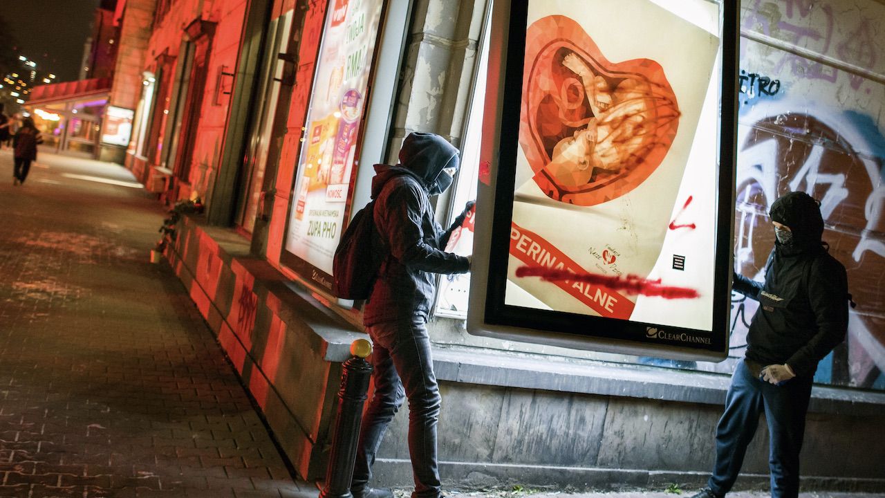 Agnieszka Graff pisze, że plakaty wyprowadzają ją z równowagi (fot. A.Husejnow/SOPAImages/LightRocket/Getty Images) Agnieszka Graff pisze, że plakaty wyprowadzają ją z równowagi (fot. A.Husejnow/SOPAImages/LightRocket/Getty Images)