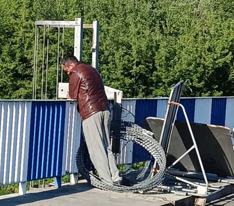 Дзмітрый Смактуновіч на мосце праз раку Буг. (Фота: terespol / Telegram)