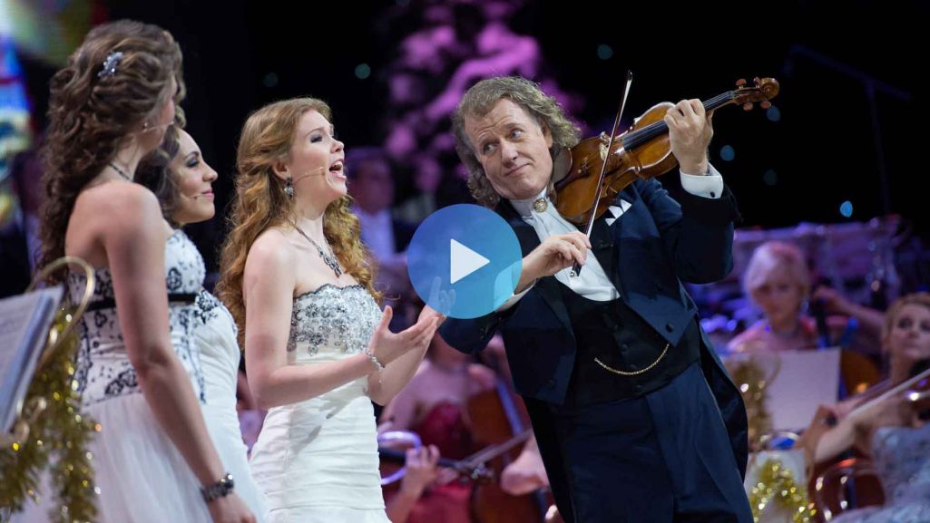 André Rieu podczas koncertu w Londynie stworzył nie tylko muzyczne, ale i wizualne widowisko, łącząc występy solistów, chórów i tancerzy. Fot. Materiały prasowe/ TVP