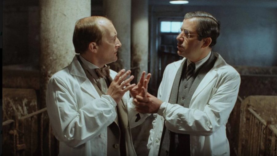 Kadr z filmu „Szpital Przemienienia” według powieści Stanisława Lema w reżyserii Edwarda Żebrowskiego, na zdjęciu Wojciech Pszoniak i Zbigniew Zapasiewicz. Fot. materiały prasowe