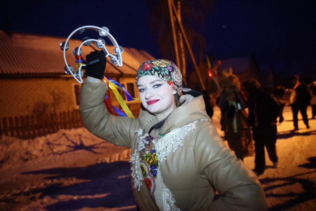 Людзі, апранутыя ў традыцыйнае адзенне, ходзяць па вёсках, спяваючы калядныя песні і паказваючы невялікія тэатралізаваныя сцэнкі ў рамках свята «Калядуючыя каралі» ў Клецкім раёне Менску, Беларусь. 13 студзеня 2024 года. Фота: Stringer / Anadolu Agency / Getty Images