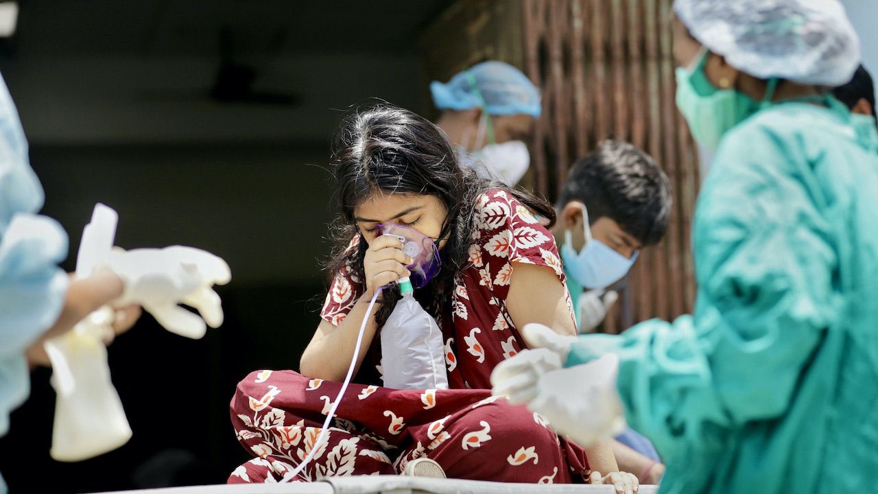 W Indiach szaleje druga fala pandemii COVID-19 (fot. PAP/EPA/P.ADHIKARY)