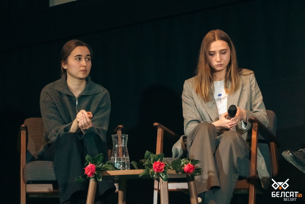 Дыскусія пасля паказу фільму «У жывым эфіры» у кінатэатры «Iluzjon» у межах фестывалю беларускага кіно «Bulbamovie». Справа – журналістка Дар’я Чульцова. Злева – акторка фільму, якая грае ролю Дарʼі Чульцовай. Варшава, Польшча. 20 лістапада 2022 года. (Фота: Зоркастая / Белсат)