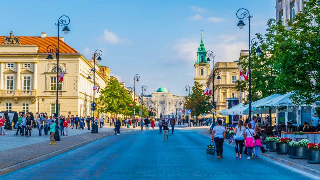 Krakowskie Przedmieście to jedna z najbardziej reprezentacyjnych ulic Warszawy, pełna zabytkowych budynków, pałaców i kościołów. Fot. trabantos/Shutterstock