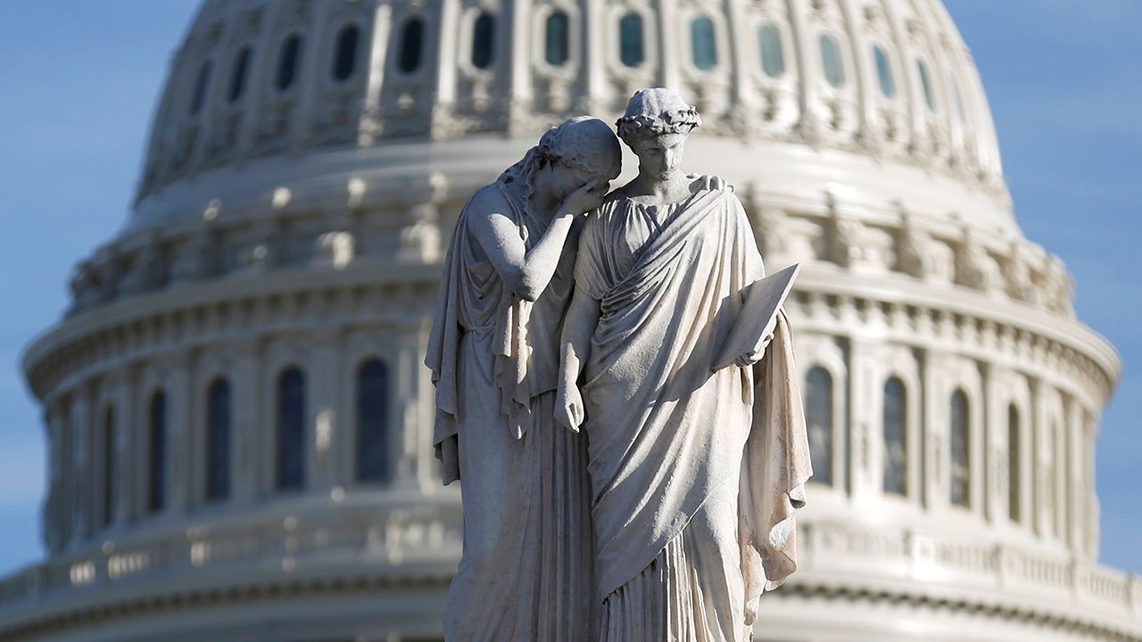 Rzeźby przedstawiające smutek i historię przed budynkiem Kapitolu (fot. REUTERS/Joshua Roberts)