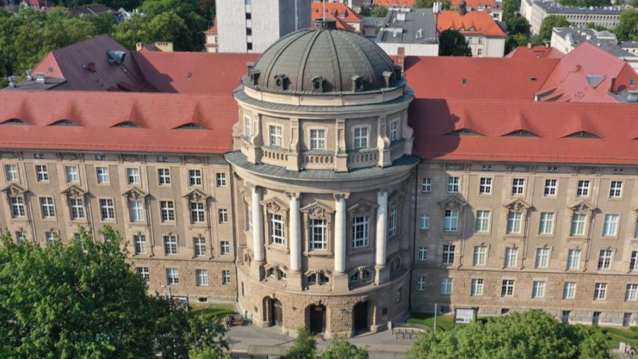 Poznań: mężczyzna z zakrwawioną głową w Collegium Maius (fot. Fotoportal UAM)