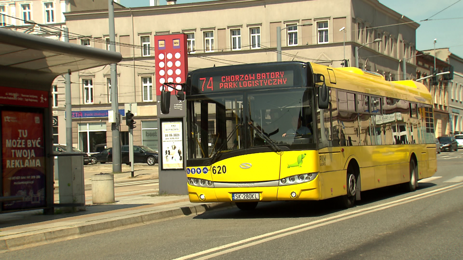 Po ponad dwóch miesiącach autobusy już na dobre wróciły na chorzowski Rynek. Fot. TVP3 Katowice