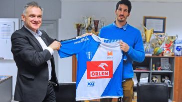 Prezes Wisły Robert Czwartek i Ruiz podczas podpisania umowy (fot. SPR Wisła Płock)