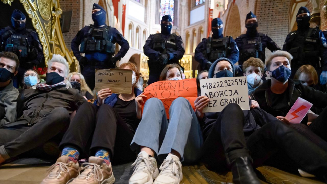 Przedstawiciele Strajku Kobiet w poznańskiej katedrze (fot. PAP/Jakub Kaczmarczyk)