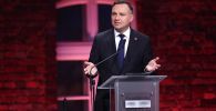 Prezydent Andrzej Duda podczas uroczystości przed Bramą Śmierci byłego obozu Auschwitz II-Birkenau w Oświęcimiu, w ramach obchodów 75. rocznicy wyzwolenia niemieckiego nazistowskiego obozu koncentracyjnego i zagłady Auschwitz-Birkenau (fot. PAP/Łukasz Gągulski)